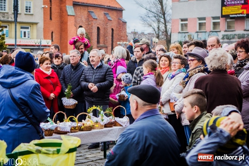 Zdjęcie w galerii na portalu naszraciborz.pl: Biskup opolski święcił w Raciborzu pokarmy i z prezydentem serwował żurek WIDEO wiadomości z regionu