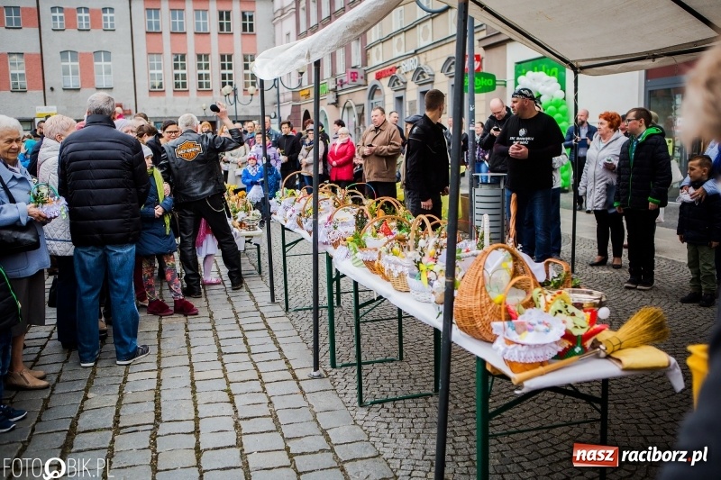 Zdjęcie w galerii na portalu naszraciborz.pl: Biskup opolski święcił w Raciborzu pokarmy i z prezydentem serwował żurek WIDEO wiadomości z regionu