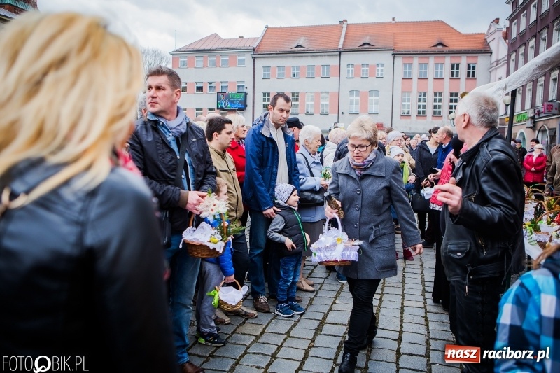 Zdjęcie w galerii na portalu naszraciborz.pl: Biskup opolski święcił w Raciborzu pokarmy i z prezydentem serwował żurek WIDEO wiadomości z regionu
