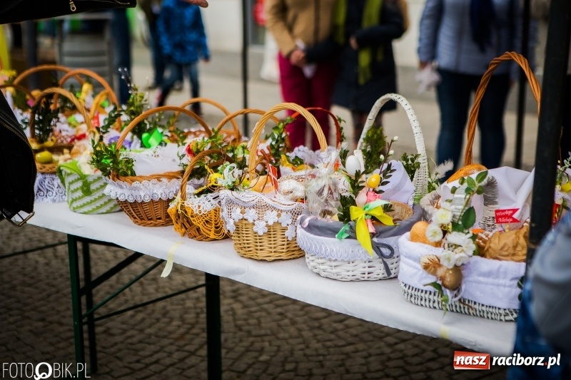 Zdjęcie w galerii na portalu naszraciborz.pl: Biskup opolski święcił w Raciborzu pokarmy i z prezydentem serwował żurek WIDEO wiadomości z regionu