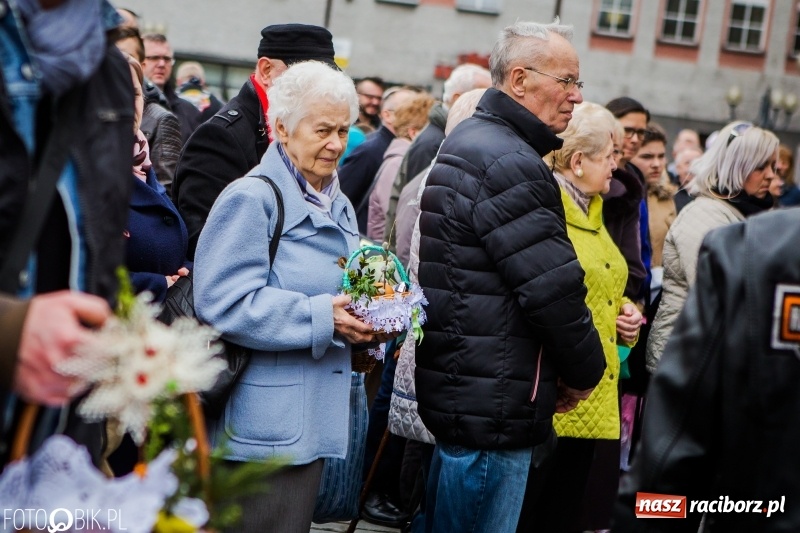 Zdjęcie w galerii na portalu naszraciborz.pl: Biskup opolski święcił w Raciborzu pokarmy i z prezydentem serwował żurek WIDEO wiadomości z regionu