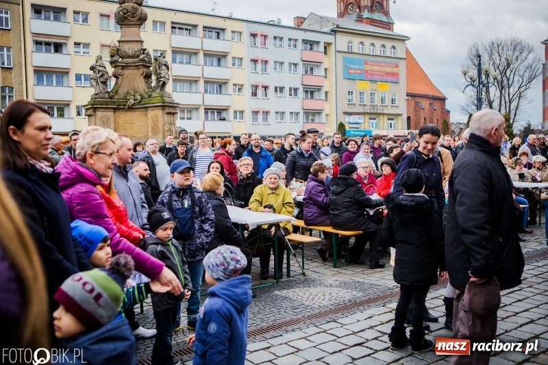 Zdjęcie w galerii na portalu naszraciborz.pl: Biskup opolski święcił w Raciborzu pokarmy i z prezydentem serwował żurek WIDEO wiadomości z regionu