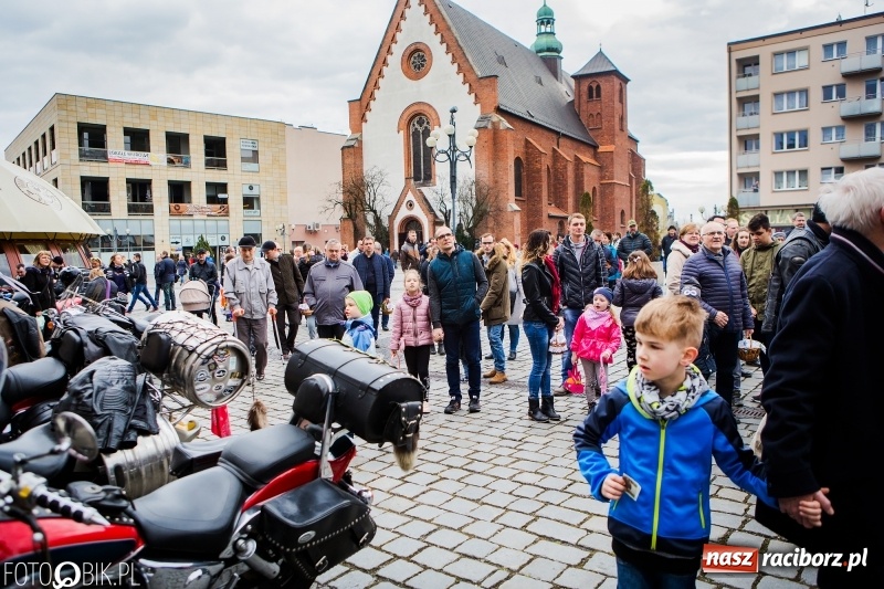 Zdjęcie w galerii na portalu naszraciborz.pl: Biskup opolski święcił w Raciborzu pokarmy i z prezydentem serwował żurek WIDEO wiadomości z regionu