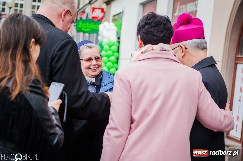 Zdjęcie w galerii na portalu naszraciborz.pl: Biskup opolski święcił w Raciborzu pokarmy i z prezydentem serwował żurek WIDEO wiadomości z regionu