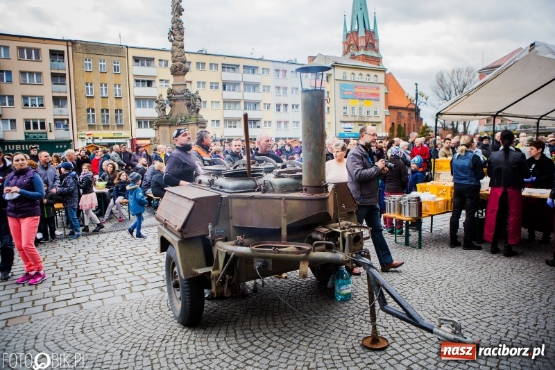 Zdjęcie w galerii na portalu naszraciborz.pl: Biskup opolski święcił w Raciborzu pokarmy i z prezydentem serwował żurek WIDEO wiadomości z regionu