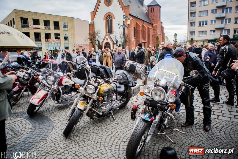 Zdjęcie w galerii na portalu naszraciborz.pl: Biskup opolski święcił w Raciborzu pokarmy i z prezydentem serwował żurek WIDEO wiadomości z regionu