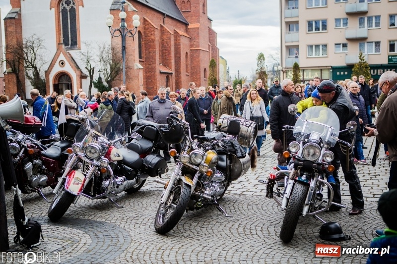 Zdjęcie w galerii na portalu naszraciborz.pl: Biskup opolski święcił w Raciborzu pokarmy i z prezydentem serwował żurek WIDEO wiadomości z regionu