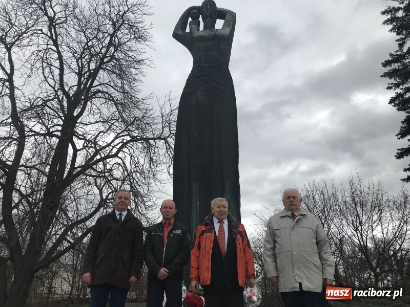 Zdjęcie w galerii na portalu naszraciborz.pl: Skromna uroczystość lewicy w rocznicę wydarzeń z 31 marca 1945 roku  wiadomości z regionu