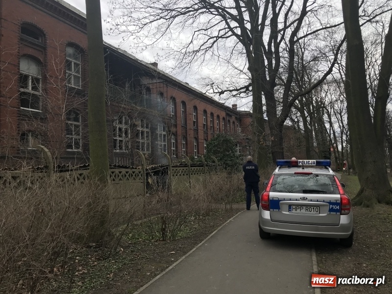 Zdjęcie w galerii na portalu naszraciborz.pl: Pożar na terenie starego szpitala  wiadomości z regionu