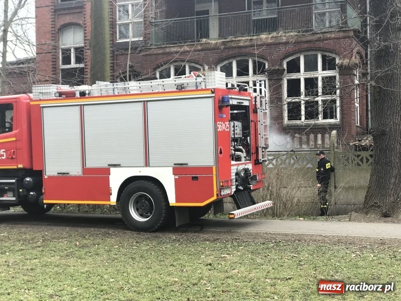 Zdjęcie w galerii na portalu naszraciborz.pl: Pożar na terenie starego szpitala  wiadomości z regionu