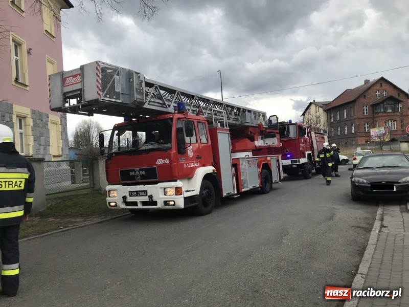 Zdjęcie w galerii na portalu naszraciborz.pl: Zadymienie ujawniło kolejne zagrożenie. Akcja strażaków na Bosackiej FOTO i WIDEO wiadomości z regionu