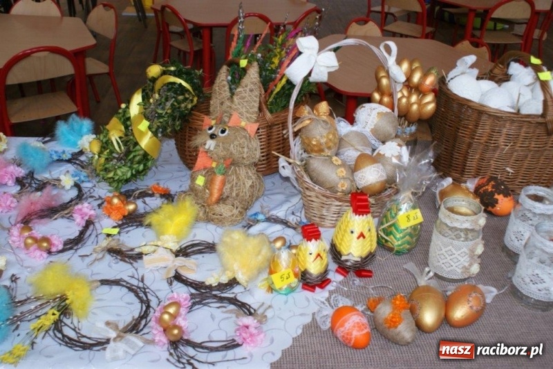 Zdjęcie w galerii na portalu naszraciborz.pl: Stroiki, babki i stypendia - czyli wielkanocny kiermasz w szkole w Rudach  wiadomości z regionu