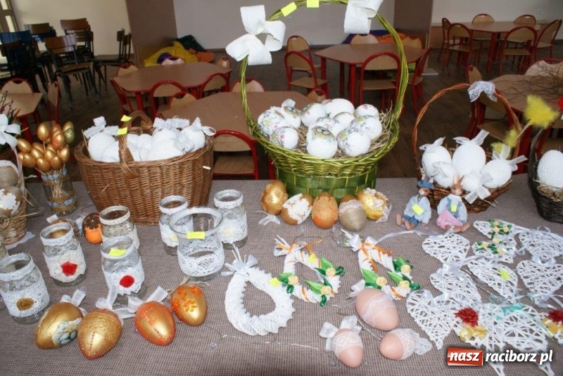Zdjęcie w galerii na portalu naszraciborz.pl: Stroiki, babki i stypendia - czyli wielkanocny kiermasz w szkole w Rudach  wiadomości z regionu