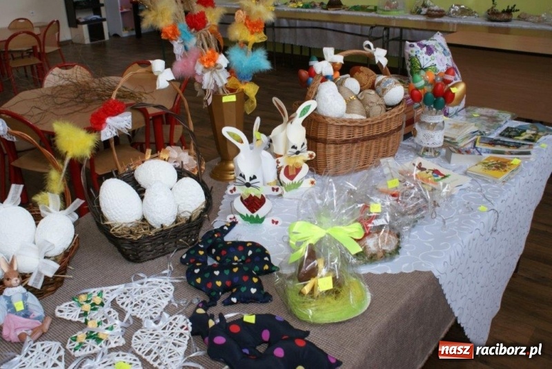 Zdjęcie w galerii na portalu naszraciborz.pl: Stroiki, babki i stypendia - czyli wielkanocny kiermasz w szkole w Rudach  wiadomości z regionu