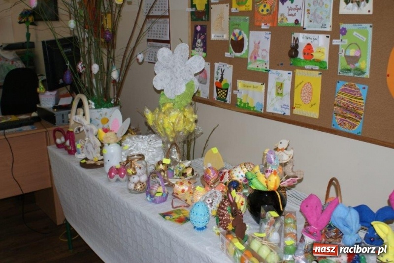 Zdjęcie w galerii na portalu naszraciborz.pl: Stroiki, babki i stypendia - czyli wielkanocny kiermasz w szkole w Rudach  wiadomości z regionu
