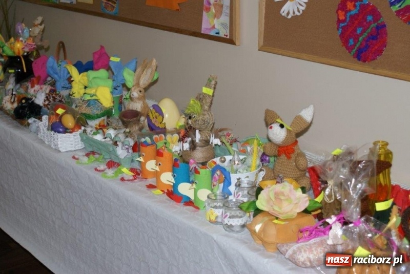Zdjęcie w galerii na portalu naszraciborz.pl: Stroiki, babki i stypendia - czyli wielkanocny kiermasz w szkole w Rudach  wiadomości z regionu