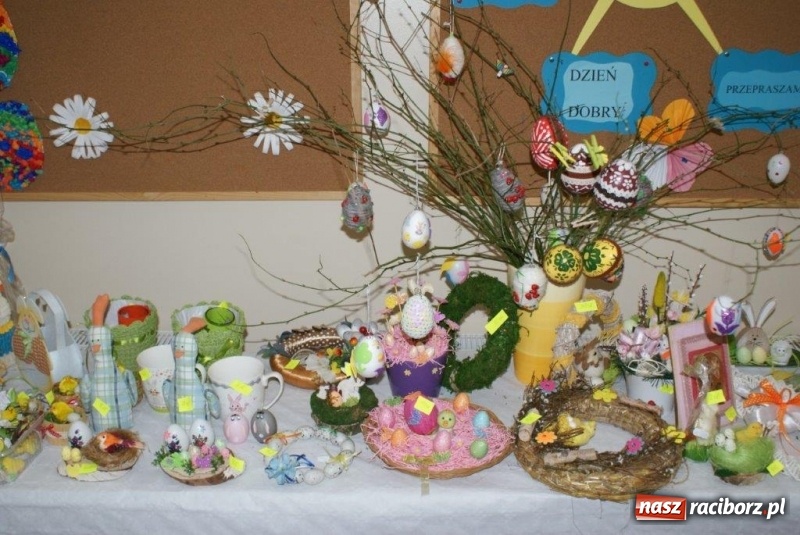 Zdjęcie w galerii na portalu naszraciborz.pl: Stroiki, babki i stypendia - czyli wielkanocny kiermasz w szkole w Rudach  wiadomości z regionu