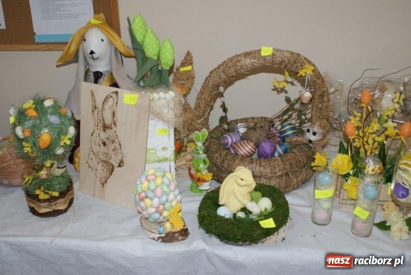 Zdjęcie w galerii na portalu naszraciborz.pl: Stroiki, babki i stypendia - czyli wielkanocny kiermasz w szkole w Rudach  wiadomości z regionu