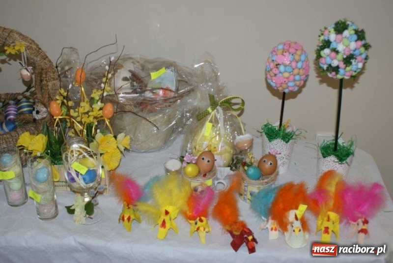 Zdjęcie w galerii na portalu naszraciborz.pl: Stroiki, babki i stypendia - czyli wielkanocny kiermasz w szkole w Rudach  wiadomości z regionu