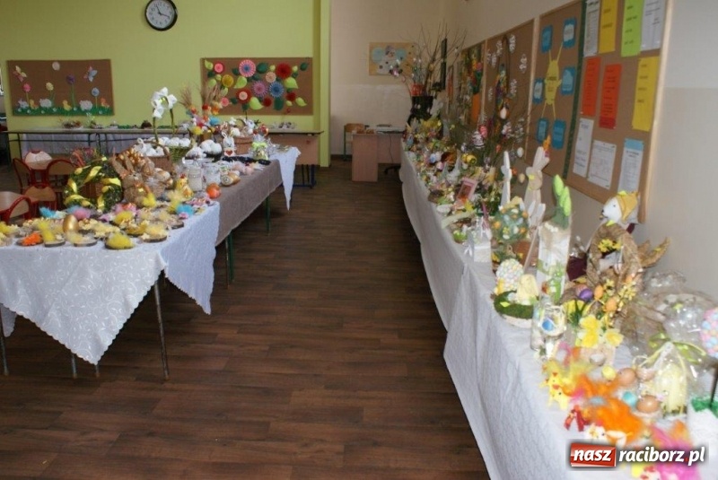 Zdjęcie w galerii na portalu naszraciborz.pl: Stroiki, babki i stypendia - czyli wielkanocny kiermasz w szkole w Rudach  wiadomości z regionu