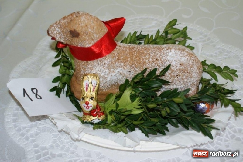 Zdjęcie w galerii na portalu naszraciborz.pl: Stroiki, babki i stypendia - czyli wielkanocny kiermasz w szkole w Rudach  wiadomości z regionu