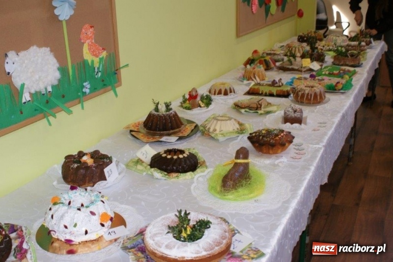 Zdjęcie w galerii na portalu naszraciborz.pl: Stroiki, babki i stypendia - czyli wielkanocny kiermasz w szkole w Rudach  wiadomości z regionu