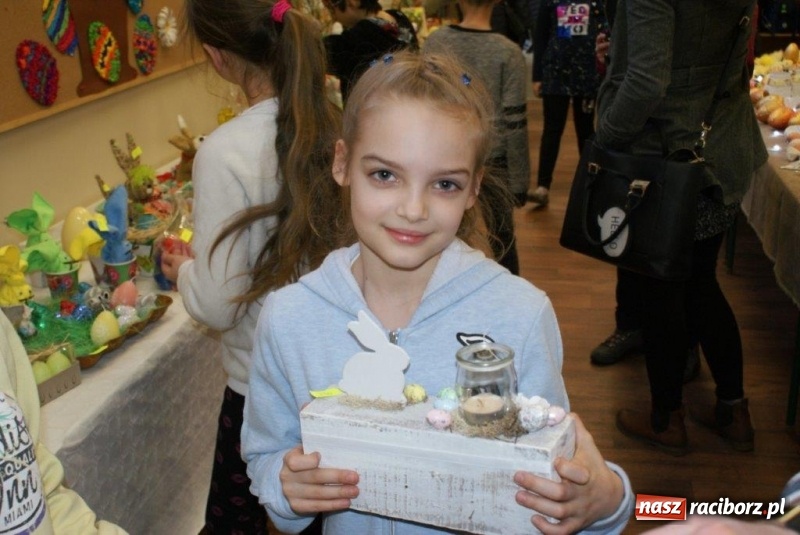Zdjęcie w galerii na portalu naszraciborz.pl: Stroiki, babki i stypendia - czyli wielkanocny kiermasz w szkole w Rudach  wiadomości z regionu