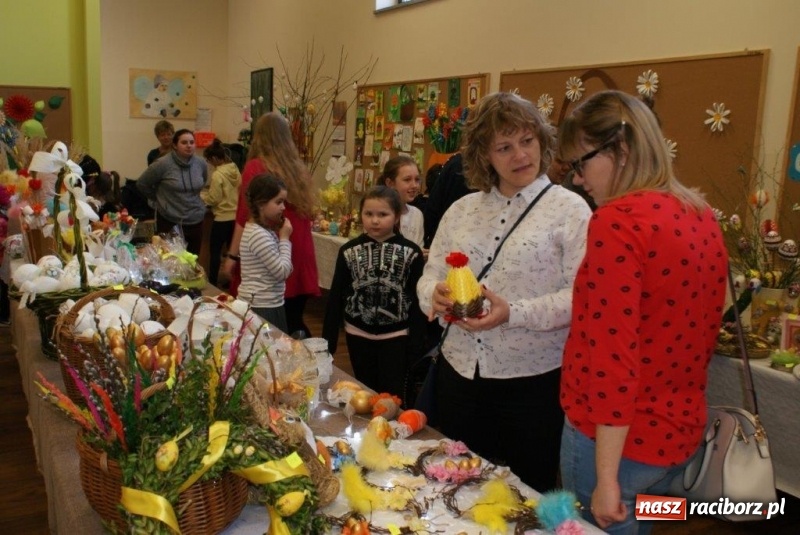 Zdjęcie w galerii na portalu naszraciborz.pl: Stroiki, babki i stypendia - czyli wielkanocny kiermasz w szkole w Rudach  wiadomości z regionu