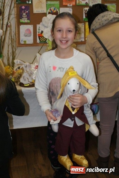 Zdjęcie w galerii na portalu naszraciborz.pl: Stroiki, babki i stypendia - czyli wielkanocny kiermasz w szkole w Rudach  wiadomości z regionu