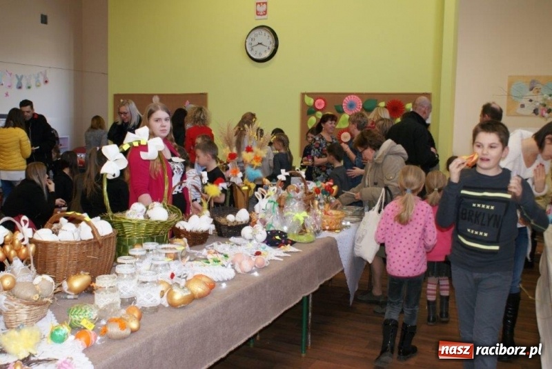 Zdjęcie w galerii na portalu naszraciborz.pl: Stroiki, babki i stypendia - czyli wielkanocny kiermasz w szkole w Rudach  wiadomości z regionu
