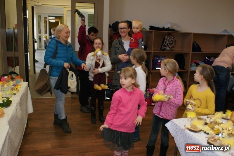 Zdjęcie w galerii na portalu naszraciborz.pl: Stroiki, babki i stypendia - czyli wielkanocny kiermasz w szkole w Rudach  wiadomości z regionu