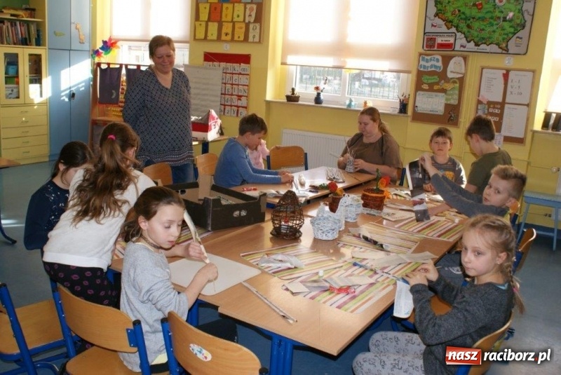 Zdjęcie w galerii na portalu naszraciborz.pl: Stroiki, babki i stypendia - czyli wielkanocny kiermasz w szkole w Rudach  wiadomości z regionu