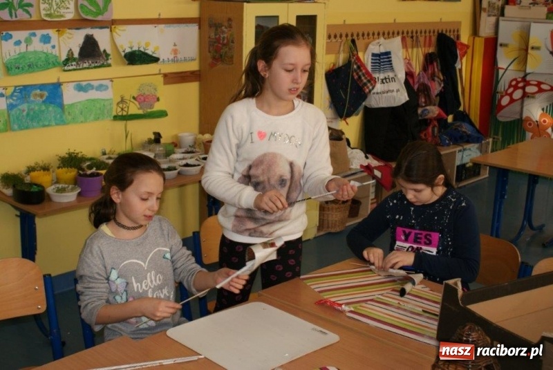 Zdjęcie w galerii na portalu naszraciborz.pl: Stroiki, babki i stypendia - czyli wielkanocny kiermasz w szkole w Rudach  wiadomości z regionu