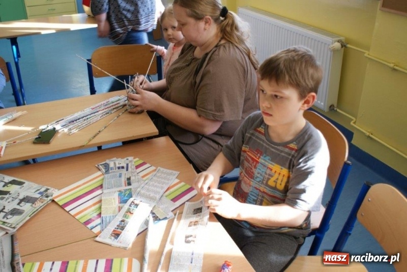 Zdjęcie w galerii na portalu naszraciborz.pl: Stroiki, babki i stypendia - czyli wielkanocny kiermasz w szkole w Rudach  wiadomości z regionu