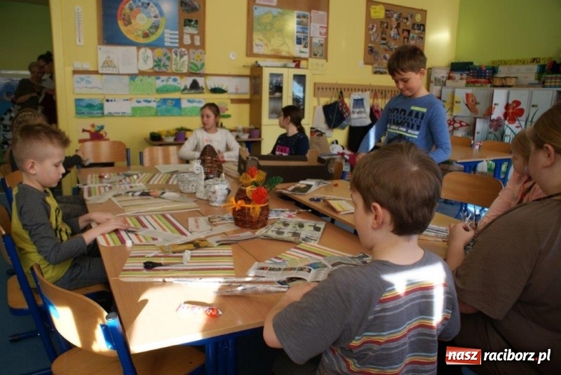 Zdjęcie w galerii na portalu naszraciborz.pl: Stroiki, babki i stypendia - czyli wielkanocny kiermasz w szkole w Rudach  wiadomości z regionu