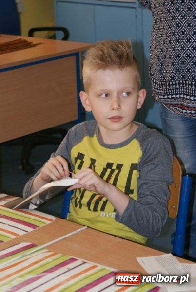 Zdjęcie w galerii na portalu naszraciborz.pl: Stroiki, babki i stypendia - czyli wielkanocny kiermasz w szkole w Rudach  wiadomości z regionu