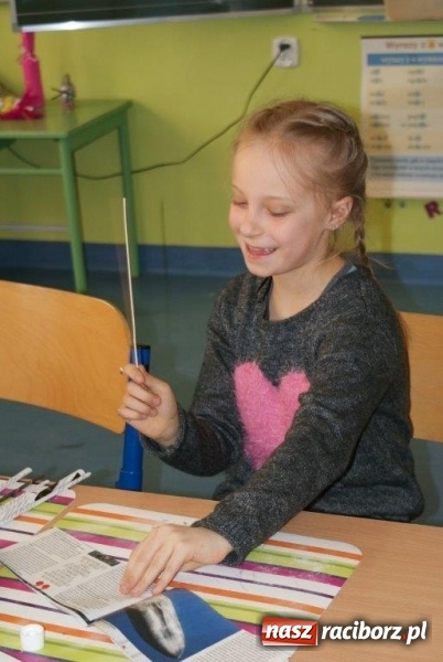 Zdjęcie w galerii na portalu naszraciborz.pl: Stroiki, babki i stypendia - czyli wielkanocny kiermasz w szkole w Rudach  wiadomości z regionu