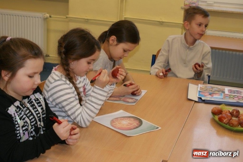 Zdjęcie w galerii na portalu naszraciborz.pl: Stroiki, babki i stypendia - czyli wielkanocny kiermasz w szkole w Rudach  wiadomości z regionu