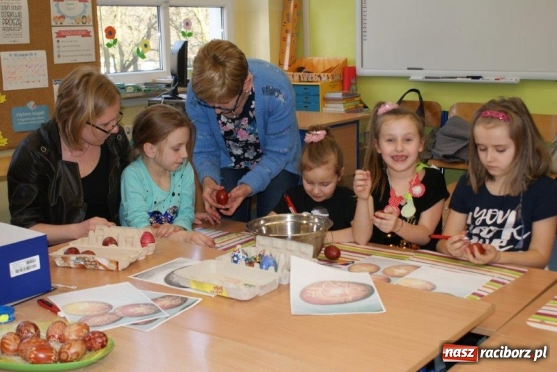 Zdjęcie w galerii na portalu naszraciborz.pl: Stroiki, babki i stypendia - czyli wielkanocny kiermasz w szkole w Rudach  wiadomości z regionu