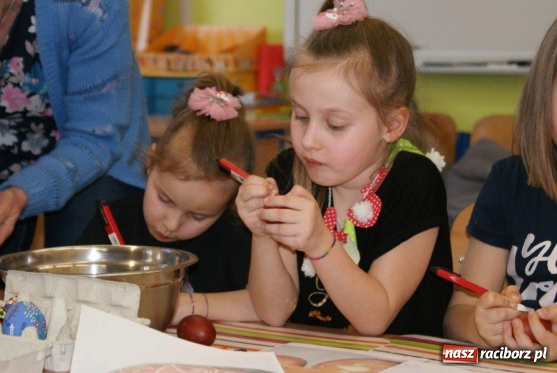 Zdjęcie w galerii na portalu naszraciborz.pl: Stroiki, babki i stypendia - czyli wielkanocny kiermasz w szkole w Rudach  wiadomości z regionu