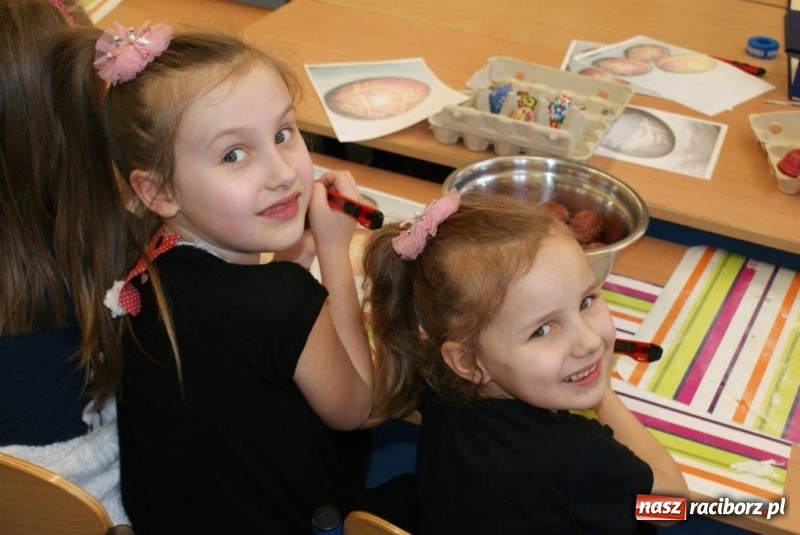 Zdjęcie w galerii na portalu naszraciborz.pl: Stroiki, babki i stypendia - czyli wielkanocny kiermasz w szkole w Rudach  wiadomości z regionu
