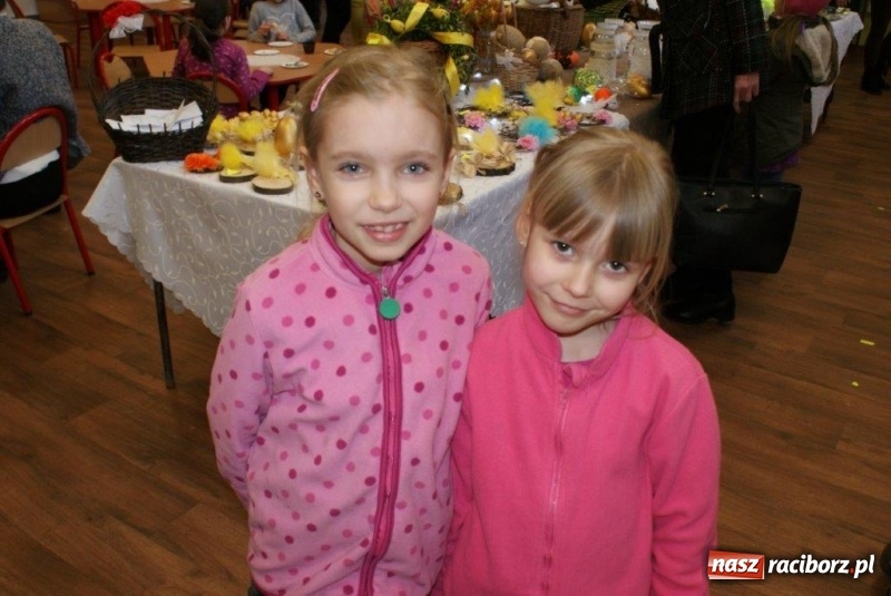 Zdjęcie w galerii na portalu naszraciborz.pl: Stroiki, babki i stypendia - czyli wielkanocny kiermasz w szkole w Rudach  wiadomości z regionu