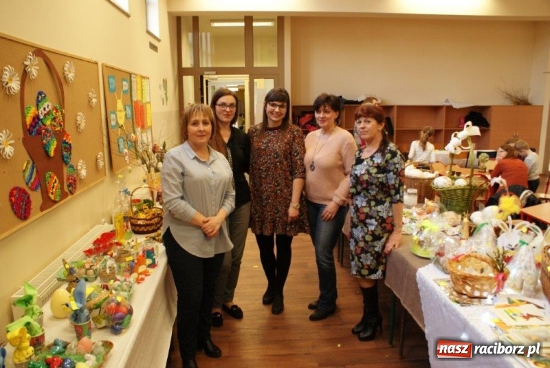 Zdjęcie w galerii na portalu naszraciborz.pl: Stroiki, babki i stypendia - czyli wielkanocny kiermasz w szkole w Rudach  wiadomości z regionu
