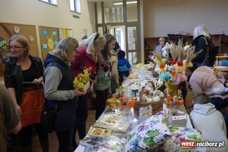 Zdjęcie w galerii na portalu naszraciborz.pl: Stroiki, babki i stypendia - czyli wielkanocny kiermasz w szkole w Rudach  wiadomości z regionu