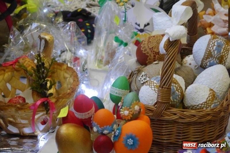 Zdjęcie w galerii na portalu naszraciborz.pl: Stroiki, babki i stypendia - czyli wielkanocny kiermasz w szkole w Rudach  wiadomości z regionu