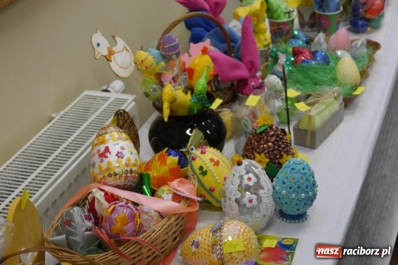 Zdjęcie w galerii na portalu naszraciborz.pl: Stroiki, babki i stypendia - czyli wielkanocny kiermasz w szkole w Rudach  wiadomości z regionu