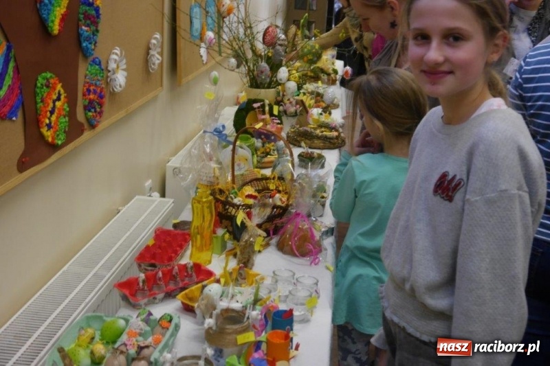 Zdjęcie w galerii na portalu naszraciborz.pl: Stroiki, babki i stypendia - czyli wielkanocny kiermasz w szkole w Rudach  wiadomości z regionu