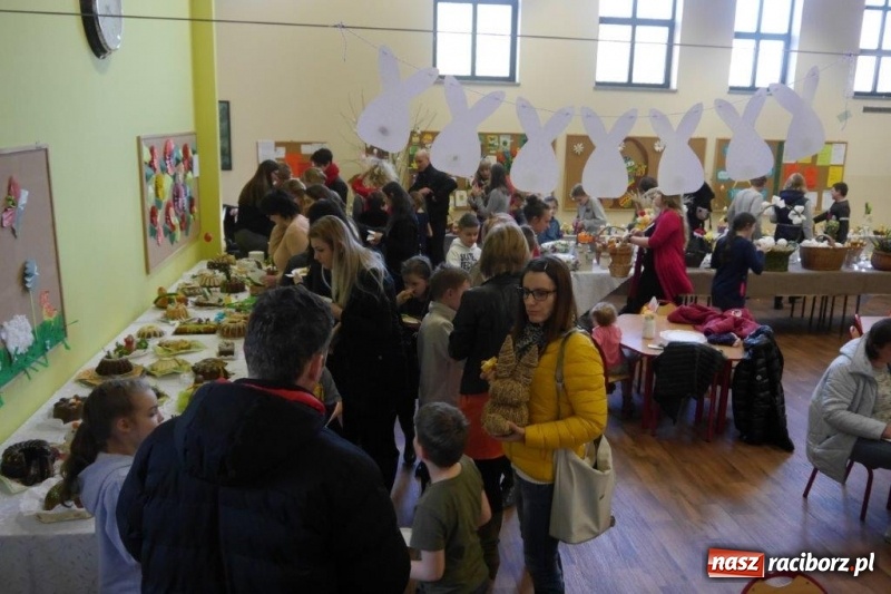 Zdjęcie w galerii na portalu naszraciborz.pl: Stroiki, babki i stypendia - czyli wielkanocny kiermasz w szkole w Rudach  wiadomości z regionu