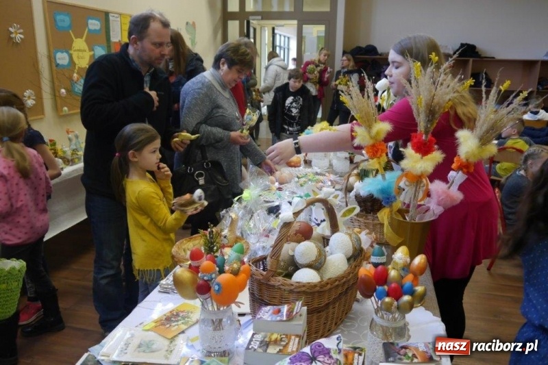 Zdjęcie w galerii na portalu naszraciborz.pl: Stroiki, babki i stypendia - czyli wielkanocny kiermasz w szkole w Rudach  wiadomości z regionu