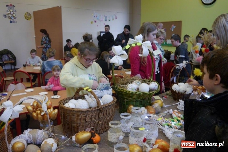 Zdjęcie w galerii na portalu naszraciborz.pl: Stroiki, babki i stypendia - czyli wielkanocny kiermasz w szkole w Rudach  wiadomości z regionu